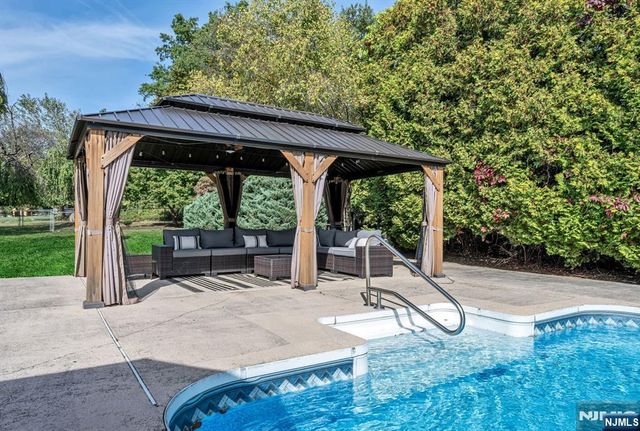 15 Cobbler Lane, Mahwah, NJ 07430