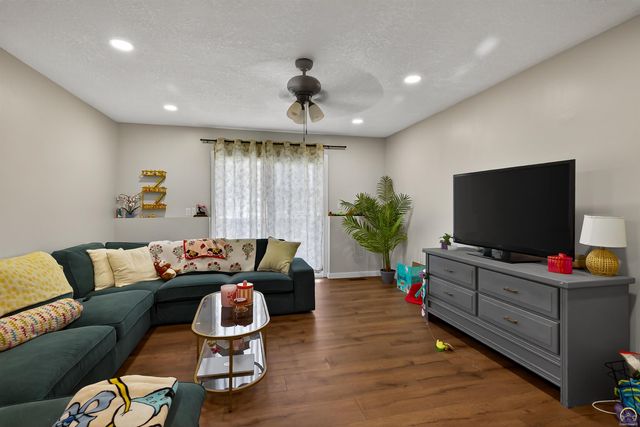 1192 SW Hillsdale ST, Topeka, KS 66604