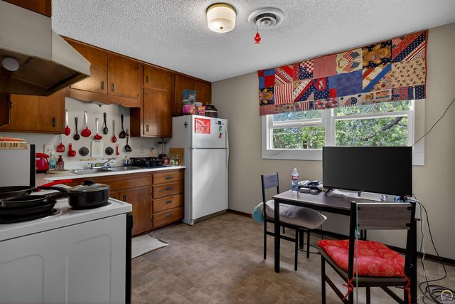 1192 SW Hillsdale ST, Topeka, KS 66604