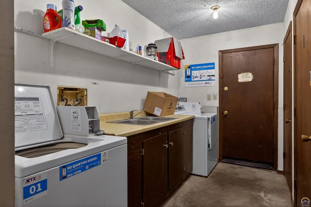 1192 SW Hillsdale ST, Topeka, KS 66604