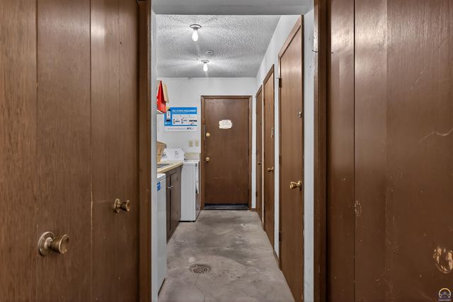 1192 SW Hillsdale ST, Topeka, KS 66604