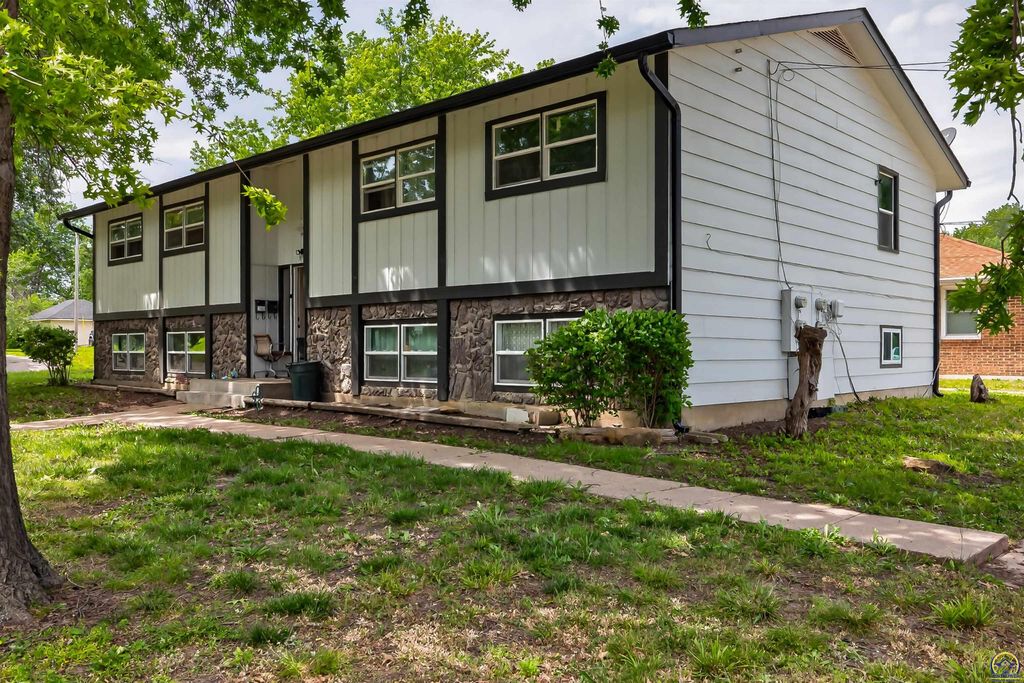 1192 SW Hillsdale ST, Topeka, KS 66604