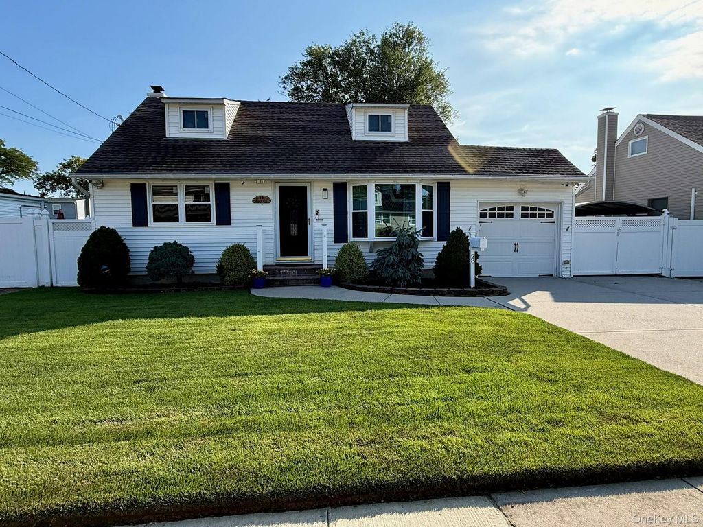 28 Central Avenue, North Babylon, NY 11703 — exterior