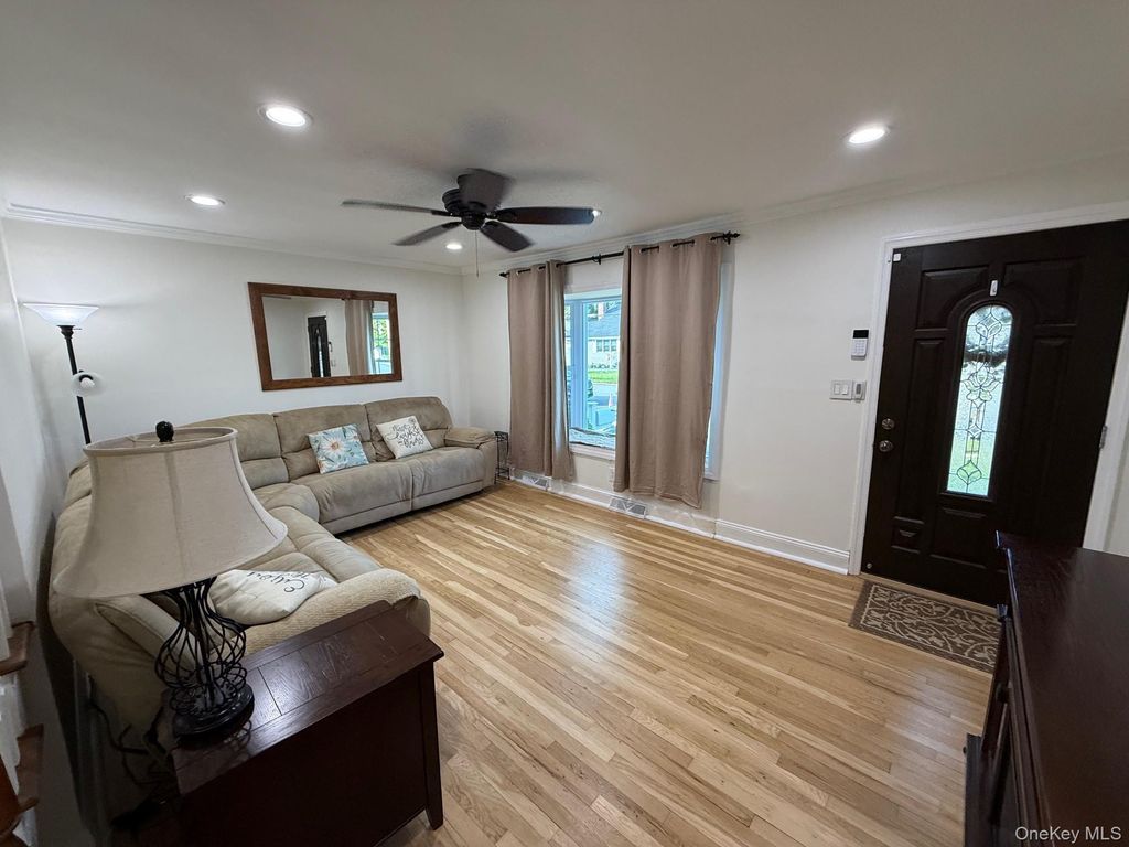 28 Central Avenue, North Babylon, NY 11703 — photo 4