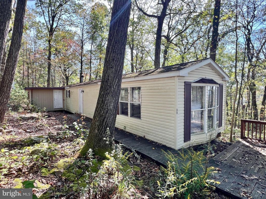 407 WOODLAWN DRIVE, Breezewood, PA 15533