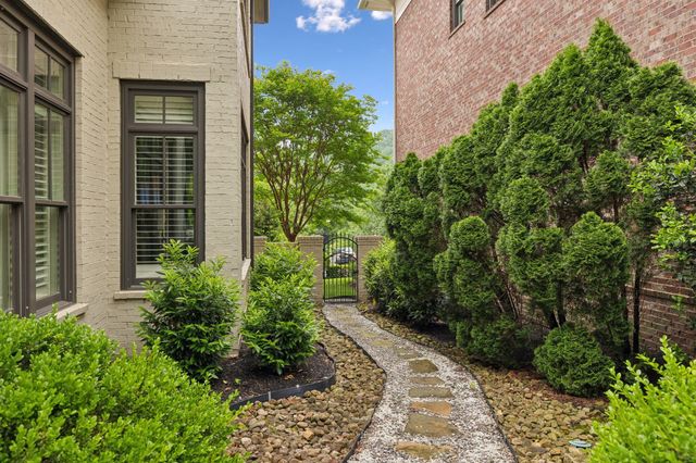 1025 Falling Leaf Cir, Brentwood, TN 37027