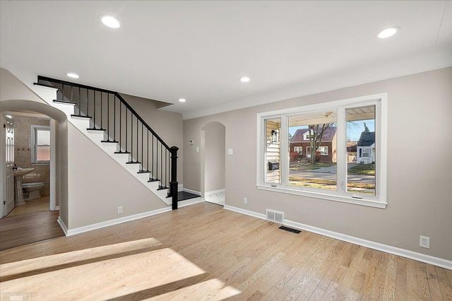 20945 Hampton Road, Harper Woods, MI 48225