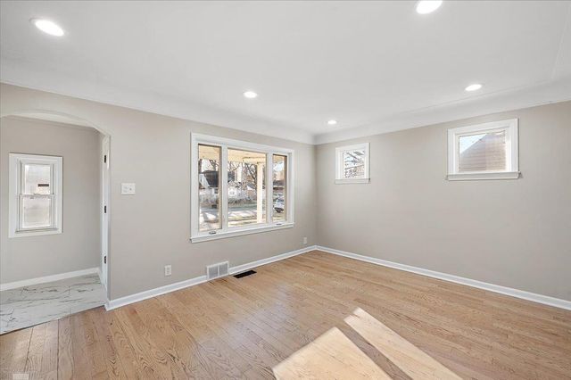 20945 Hampton Road, Harper Woods, MI 48225