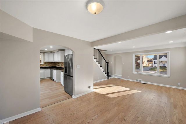 20945 Hampton Road, Harper Woods, MI 48225