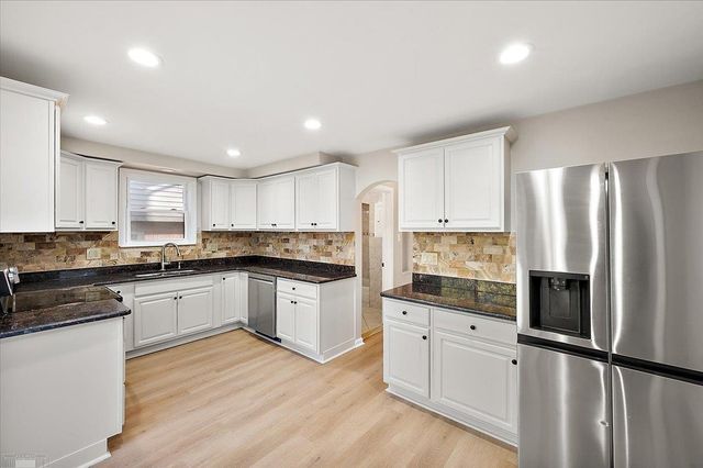 20945 Hampton Road, Harper Woods, MI 48225