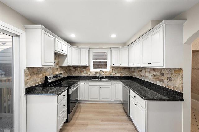 20945 Hampton Road, Harper Woods, MI 48225