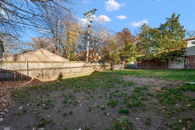 20945 Hampton Road, Harper Woods, MI 48225