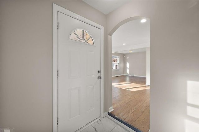 20945 Hampton Road, Harper Woods, MI 48225