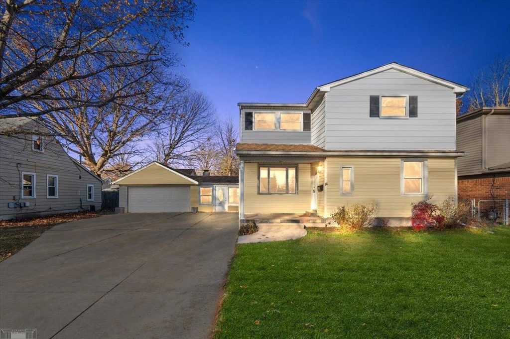 20945 Hampton Road, Harper Woods, MI 48225