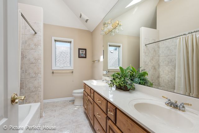 3571 SCOTTSDALE Circle, Naperville, IL 60564