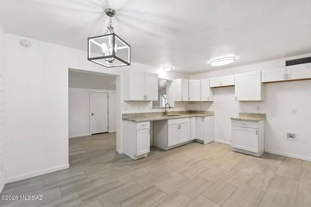 2860 W Calle Del Huerto, Tucson, AZ 85741