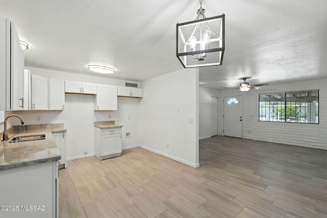 2860 W Calle Del Huerto, Tucson, AZ 85741