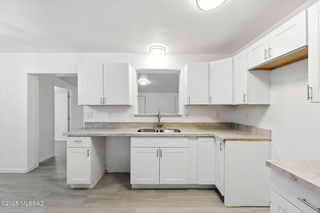 2860 W Calle Del Huerto, Tucson, AZ 85741