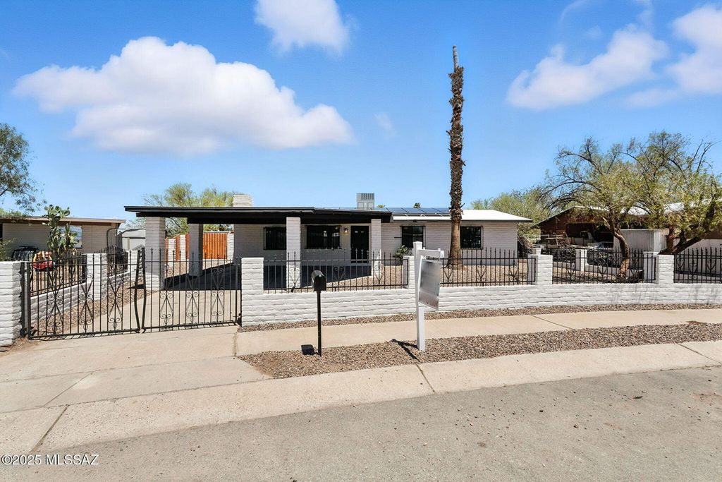 2860 W Calle Del Huerto, Tucson, AZ 85741