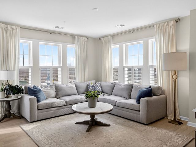 4 Peters Farm Way 206, Westborough, MA 01581