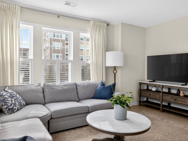 4 Peters Farm Way 206, Westborough, MA 01581