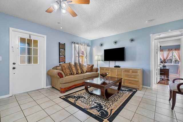 407 Pine Glen Lane B-1, Greenacres, FL 33463