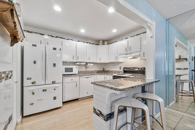 407 Pine Glen Lane B-1, Greenacres, FL 33463