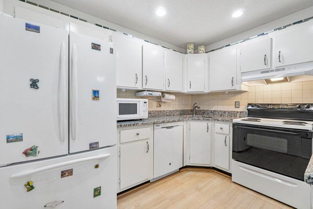 407 Pine Glen Lane B-1, Greenacres, FL 33463