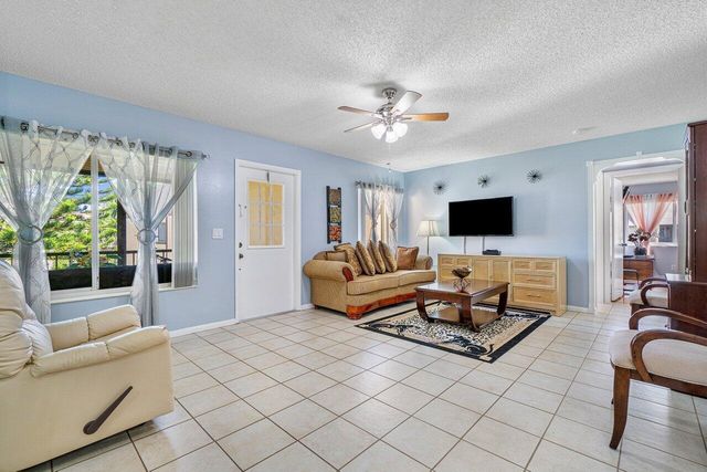 407 Pine Glen Lane B-1, Greenacres, FL 33463