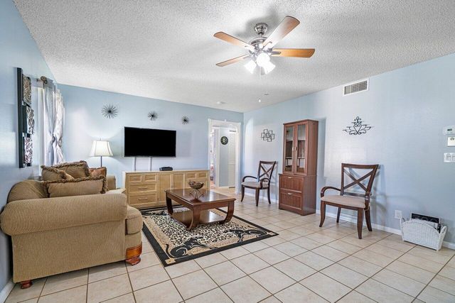 407 Pine Glen Lane B-1, Greenacres, FL 33463