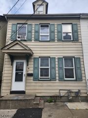 36 Fox St, Phillipsburg Town, NJ 08865