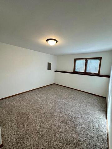 622 Lous WAY, Slinger, WI 53086