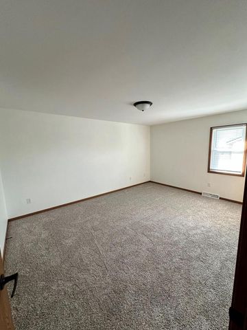622 Lous WAY, Slinger, WI 53086