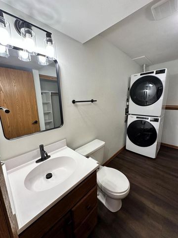 622 Lous WAY, Slinger, WI 53086