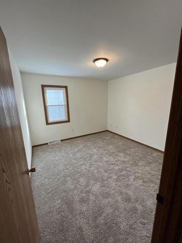 622 Lous WAY, Slinger, WI 53086