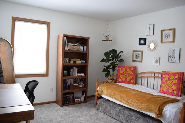 622 Lous WAY, Slinger, WI 53086