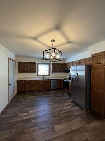 622 Lous WAY, Slinger, WI 53086