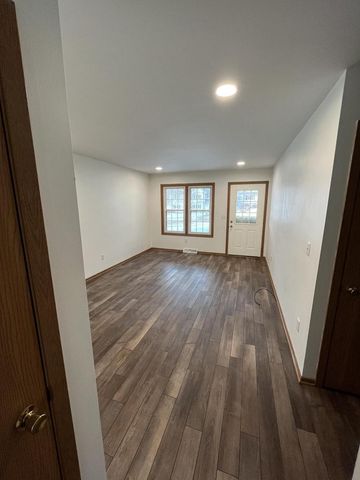 622 Lous WAY, Slinger, WI 53086