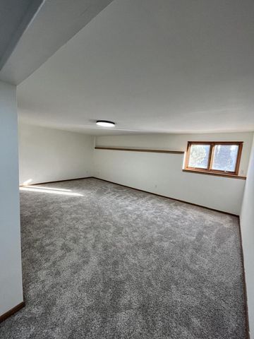622 Lous WAY, Slinger, WI 53086
