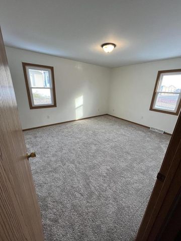 622 Lous WAY, Slinger, WI 53086