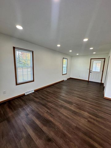 622 Lous WAY, Slinger, WI 53086