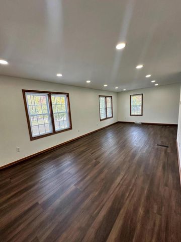 622 Lous WAY, Slinger, WI 53086