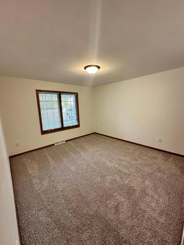 622 Lous WAY, Slinger, WI 53086