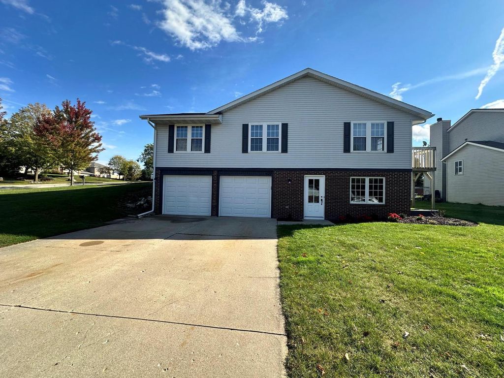 622 Lous WAY, Slinger, WI 53086
