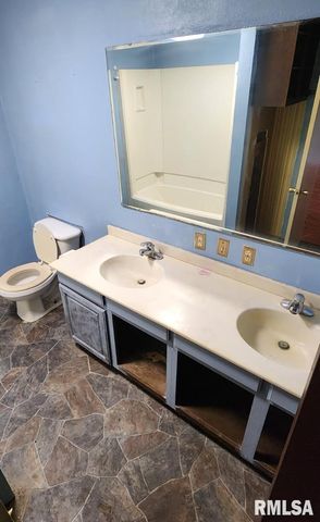 555 N JACKSON Street, Bushnell, IL 61422