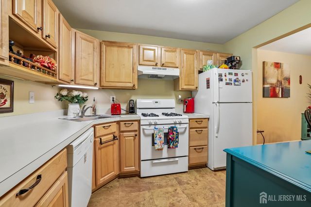 1702 Tanglewood Court, Helmetta, NJ 08828