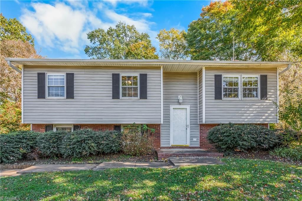 5302 Crown Point Drive, Tobaccoville, NC 27050