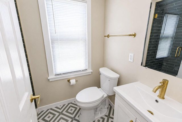 242 E Gauer CIRCLE, Milwaukee, WI 53207