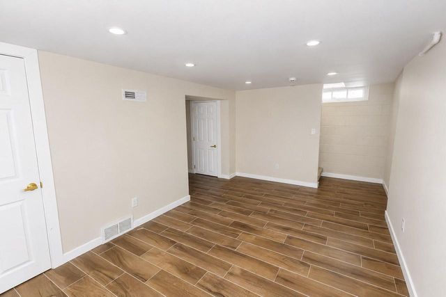 242 E Gauer CIRCLE, Milwaukee, WI 53207