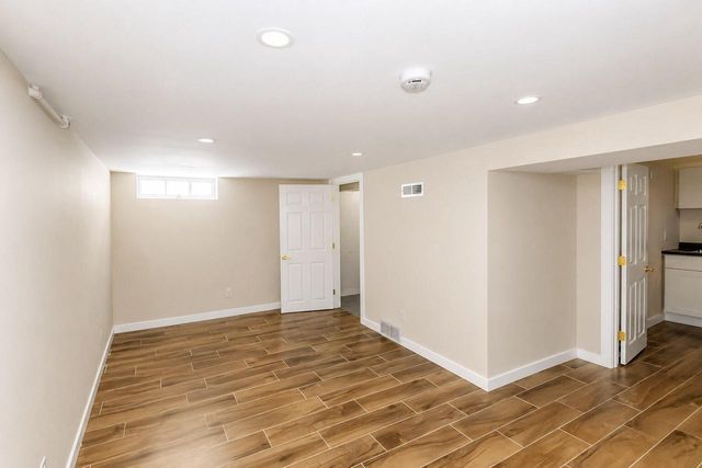 242 E Gauer CIRCLE, Milwaukee, WI 53207